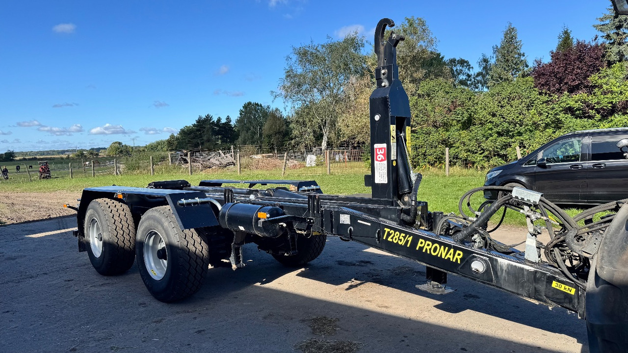 PRONAR T285/1 Hakenlift mit 2 Containern - Herramienta/ Equipo: foto 1 PRONAR T285/1 Hakenlift mit 2 Containern - Herramienta/ Equipo: foto 1