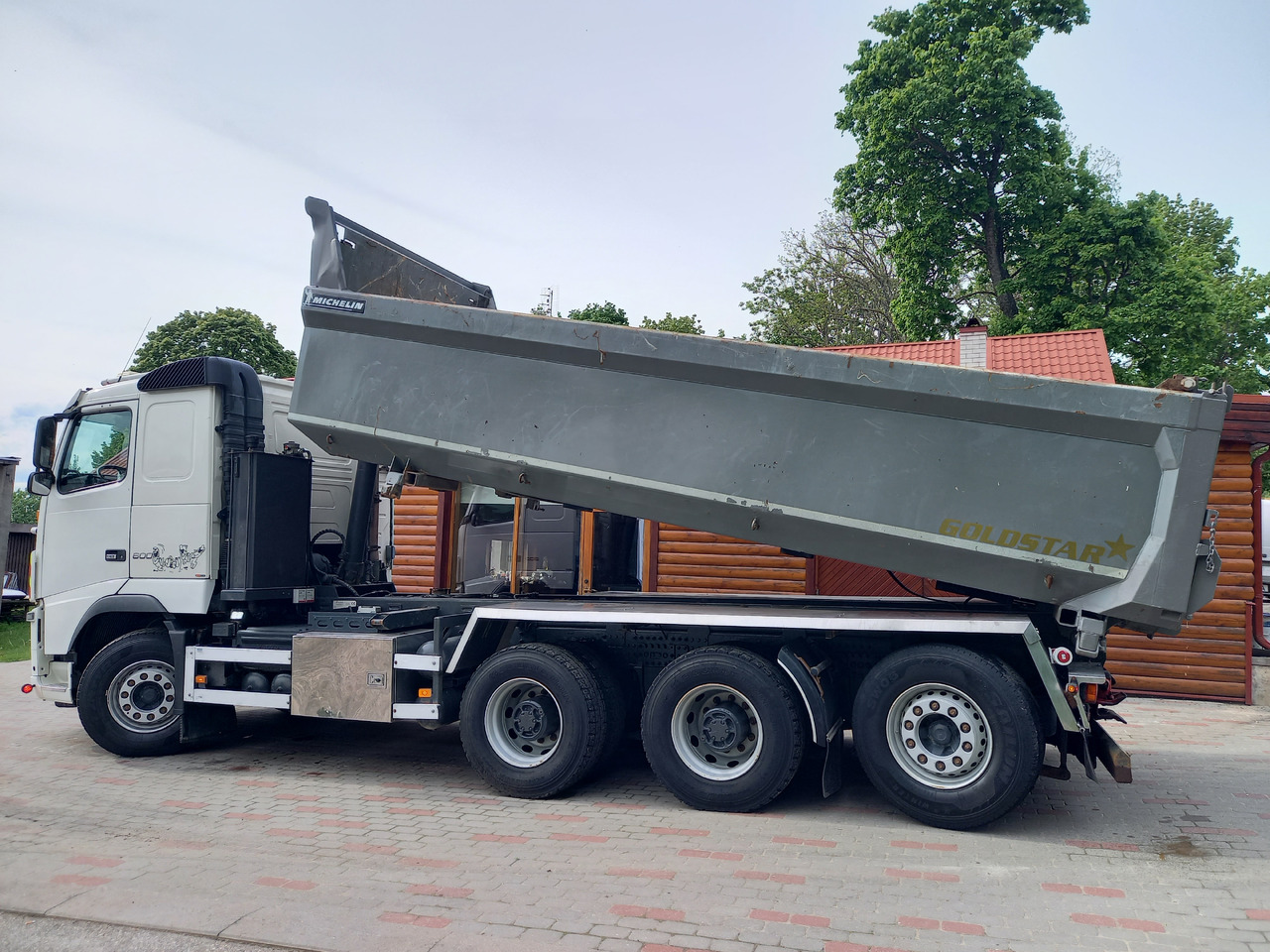 VOLVO FH16, 8x4, BIG AXLES, RETARDER, GW 39500 KG - Camión volquete: foto 2 VOLVO FH16, 8x4, BIG AXLES, RETARDER, GW 39500 KG - Camión volquete: foto 2