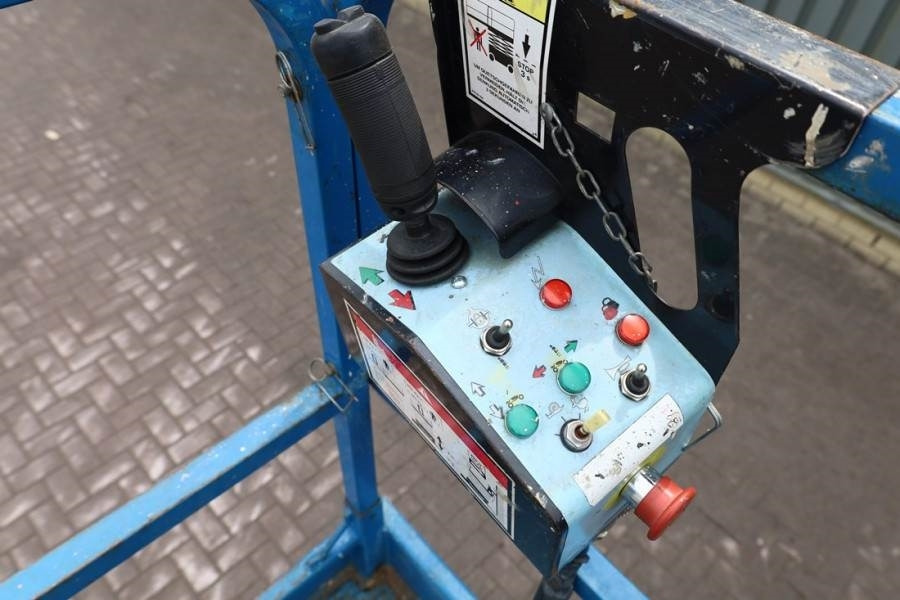 Haulotte Compact 12RTE Electric, 12m Working Height, 450kg - Plataforma de tijeras: foto 4 Haulotte Compact 12RTE Electric, 12m Working Height, 450kg - Plataforma de tijeras: foto 4