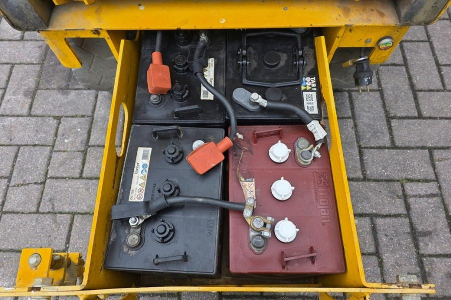 Haulotte Compact 8 Electric, 8.2m Working Height, 350kg Cap - Plataforma de tijeras: foto 3 Haulotte Compact 8 Electric, 8.2m Working Height, 350kg Cap - Plataforma de tijeras: foto 3