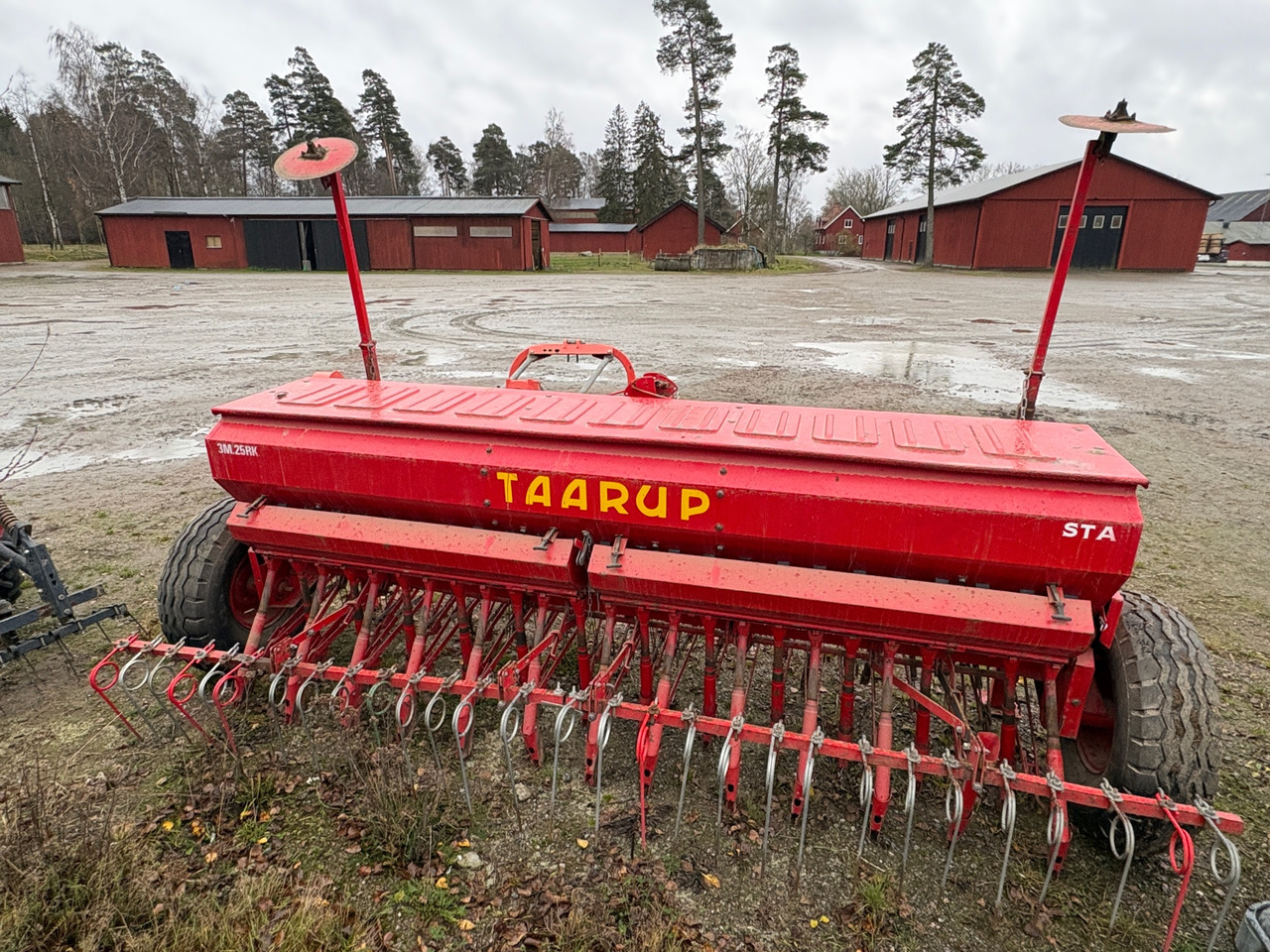 Taarup 3m.25rk. - Maquinaria de siembra: foto 1 Taarup 3m.25rk. - Maquinaria de siembra: foto 1