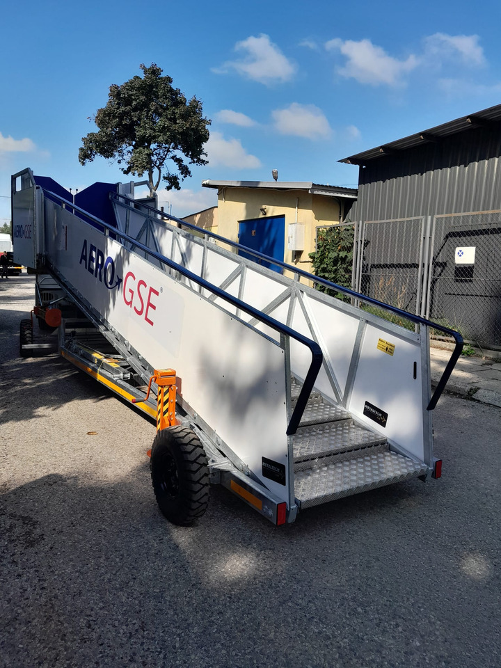 AERO-GSE stairs Towable stairs with the pedestrian movement ( 2,4-3,8m) - Escalera de pasajeros: foto 2 AERO-GSE stairs Towable stairs with the pedestrian movement ( 2,4-3,8m) - Escalera de pasajeros: foto 2