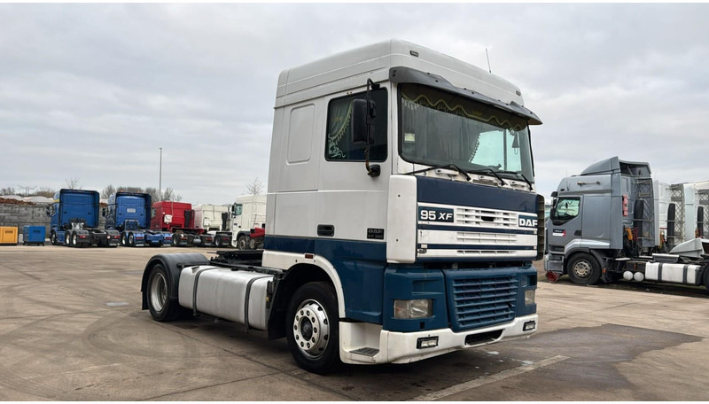 DAF XF 95.380 (EURO 2 / MANUAL GEARBOX / BOITE MANUELLE / TRES PROPRE / CLEAN TRUCK) - Cabeza tractora: foto 3 DAF XF 95.380 (EURO 2 / MANUAL GEARBOX / BOITE MANUELLE / TRES PROPRE / CLEAN TRUCK) - Cabeza tractora: foto 3