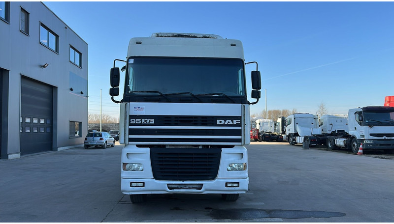 DAF XF 95.380 (EURO 2 / POMPE MANUELLE / MANUAL PUMP / BOITE MANUELLE / MANUAL GEARBOX) - Cabeza tractora: foto 2 DAF XF 95.380 (EURO 2 / POMPE MANUELLE / MANUAL PUMP / BOITE MANUELLE / MANUAL GEARBOX) - Cabeza tractora: foto 2