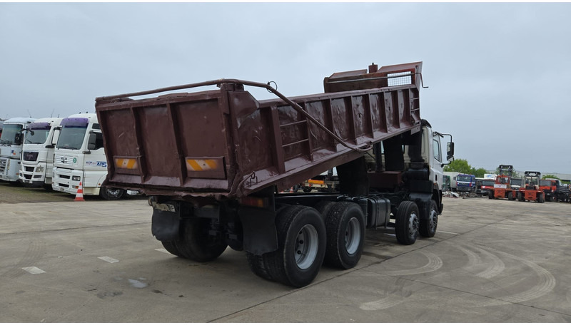 DAF 85 CF 340 (EURO 2 / MANUAL PUMP / STEEL SUSP. / POSSIBLE AS CHASSIS / 8X4) - Camión volquete: foto 5 DAF 85 CF 340 (EURO 2 / MANUAL PUMP / STEEL SUSP. / POSSIBLE AS CHASSIS / 8X4) - Camión volquete: foto 5