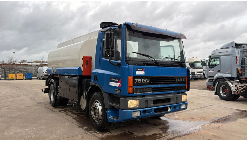 DAF CF 75.290 (15000L / 2 COMPARTIMENTS / MANUAL PUMP / EURO 2 / MANUAL GEARBOX) - Camión cisterna: foto 2 DAF CF 75.290 (15000L / 2 COMPARTIMENTS / MANUAL PUMP / EURO 2 / MANUAL GEARBOX) - Camión cisterna: foto 2