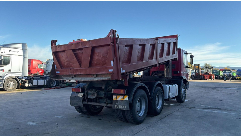 Iveco Eurotrakker 260 E 34 (POMPE MANUELLE / MANUAL PUMP / LAMES / GRAND PONT / BOITE MANUELLE) - Camión volquete: foto 4 Iveco Eurotrakker 260 E 34 (POMPE MANUELLE / MANUAL PUMP / LAMES / GRAND PONT / BOITE MANUELLE) - Camión volquete: foto 4