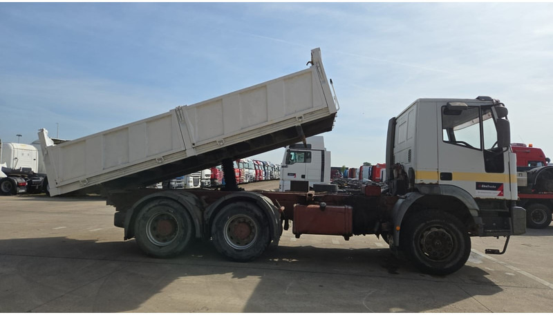 Iveco Eurotrakker 260 E 37 (POMPE MANUELLE / MANUAL PUMP / BOITE MANUELLE / GRAND PONT / LAMES) - Camión volquete: foto 4 Iveco Eurotrakker 260 E 37 (POMPE MANUELLE / MANUAL PUMP / BOITE MANUELLE / GRAND PONT / LAMES) - Camión volquete: foto 4