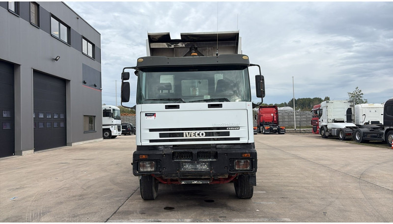 Iveco Eurotrakker 260 E32 (GRAND PONT / LAMES / POMPE MANUELLE / 8X4 / CURSOR 8) - Camión volquete: foto 2 Iveco Eurotrakker 260 E32 (GRAND PONT / LAMES / POMPE MANUELLE / 8X4 / CURSOR 8) - Camión volquete: foto 2