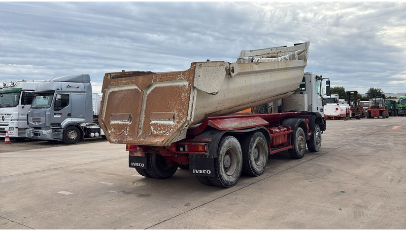 Iveco Eurotrakker 260 E32 (GRAND PONT / LAMES / POMPE MANUELLE / 8X4 / CURSOR 8) - Camión volquete: foto 5 Iveco Eurotrakker 260 E32 (GRAND PONT / LAMES / POMPE MANUELLE / 8X4 / CURSOR 8) - Camión volquete: foto 5