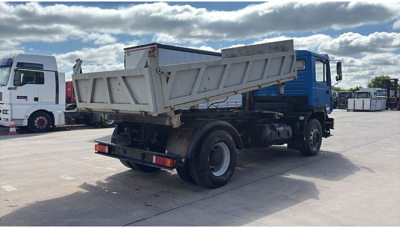 MAN 19.322 (MANUAL PUMP / STEEL SUSP. / LAMES / POMPE MANUELLE / BIG AXLE / GRAND PONT) - Camión volquete: foto 5 MAN 19.322 (MANUAL PUMP / STEEL SUSP. / LAMES / POMPE MANUELLE / BIG AXLE / GRAND PONT) - Camión volquete: foto 5