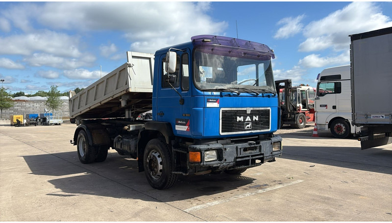 MAN 19.322 (MANUAL PUMP / STEEL SUSP. / LAMES / POMPE MANUELLE / BIG AXLE / GRAND PONT) - Camión volquete: foto 3 MAN 19.322 (MANUAL PUMP / STEEL SUSP. / LAMES / POMPE MANUELLE / BIG AXLE / GRAND PONT) - Camión volquete: foto 3