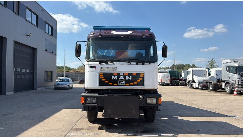 MAN 26.322 (MANUAL PUMP / POMPE MANUELLE / LAMES / GRAND PONT / BIG AXLE) - Camión volquete: foto 2 MAN 26.322 (MANUAL PUMP / POMPE MANUELLE / LAMES / GRAND PONT / BIG AXLE) - Camión volquete: foto 2