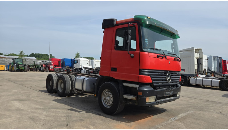 Mercedes-Benz ACTROS 2640 (EPS / 3 PEDALES / V6 / LAMES / GRAND PONT / EURO 2 / SEMI-AUTO) - Camión chasis: foto 3 Mercedes-Benz ACTROS 2640 (EPS / 3 PEDALES / V6 / LAMES / GRAND PONT / EURO 2 / SEMI-AUTO) - Camión chasis: foto 3