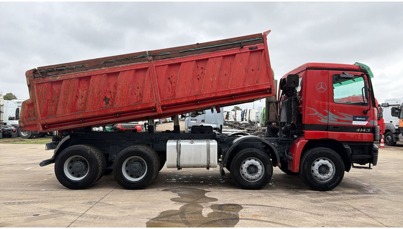 Mercedes-Benz Actros 4143 (GRAND PONT / BOITE MANUELLE / LAMES / 8X4 / STEEL SUSP.) - Camión volquete: foto 4 Mercedes-Benz Actros 4143 (GRAND PONT / BOITE MANUELLE / LAMES / 8X4 / STEEL SUSP.) - Camión volquete: foto 4