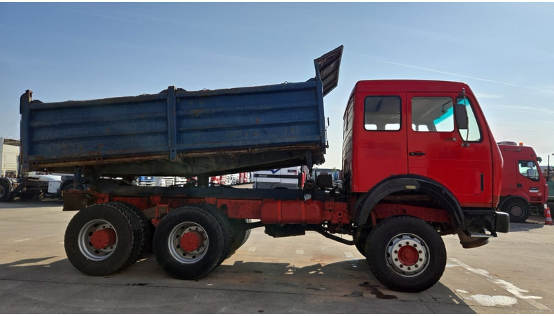 Mercedes-Benz SK 2226 (V8 / BOITE MANUELLE / POMPE MANUELLE / GRAND PONT / LAMES) - Camión volquete: foto 4 Mercedes-Benz SK 2226 (V8 / BOITE MANUELLE / POMPE MANUELLE / GRAND PONT / LAMES) - Camión volquete: foto 4