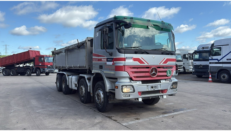 Mercedes-Benz actros 3241 (8X4 / LAMES / GRAND PONT / GRAND BENNE / 3 PONTS / TRES BONNE ETAT) - Camión volquete: foto 3 Mercedes-Benz actros 3241 (8X4 / LAMES / GRAND PONT / GRAND BENNE / 3 PONTS / TRES BONNE ETAT) - Camión volquete: foto 3