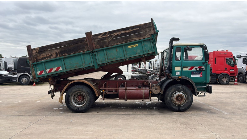 Renault G 300 Manager (LAMES / STEEL SUSP. / GRAND PONT / POMPE MANUELLE) - Camión volquete: foto 4 Renault G 300 Manager (LAMES / STEEL SUSP. / GRAND PONT / POMPE MANUELLE) - Camión volquete: foto 4