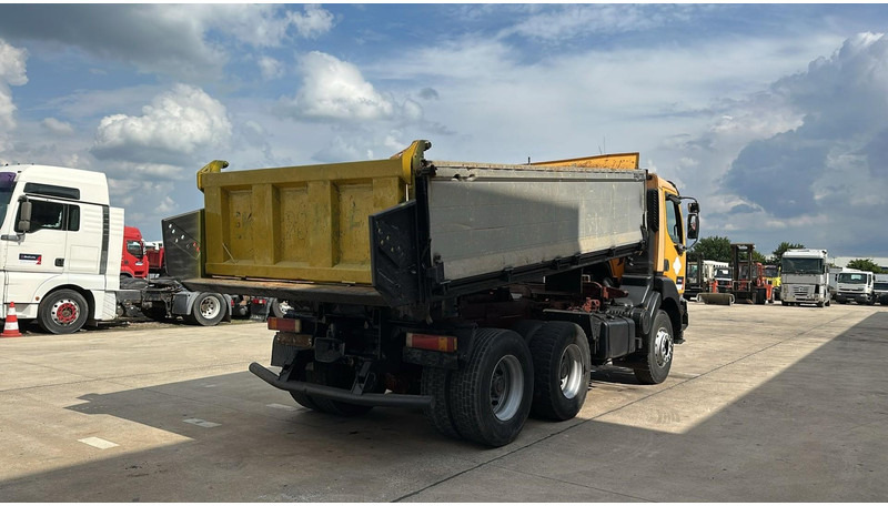 Renault Kerax 385 (POMPE MANUELLE / MANUAL PUMP / 6X4 / LAMES / GRAND PONT) - Camión volquete: foto 4 Renault Kerax 385 (POMPE MANUELLE / MANUAL PUMP / 6X4 / LAMES / GRAND PONT) - Camión volquete: foto 4