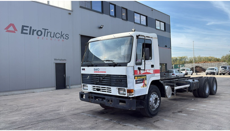 Volvo FL 7 (6X4 / LAMES / POMPE MANUELLE / MANUAL PUMP / STEEL SUSP.) - Camión chasis: foto 1 Volvo FL 7 (6X4 / LAMES / POMPE MANUELLE / MANUAL PUMP / STEEL SUSP.) - Camión chasis: foto 1