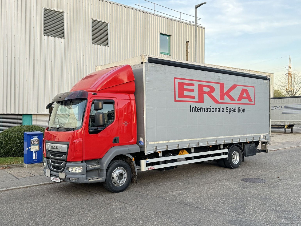 DAF LF 290 FA 16t L-Haus Schiebeplane 7,3m LBW AHK - Camión lona: foto 1 DAF LF 290 FA 16t L-Haus Schiebeplane 7,3m LBW AHK - Camión lona: foto 1