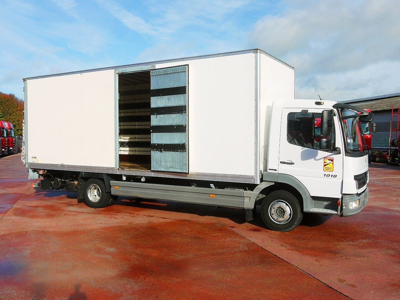 Mercedes-Benz 1018 ATEGO MEUBEL KOFFER A/C LBW LUFT 112tkm - Camión caja cerrada: foto 3 Mercedes-Benz 1018 ATEGO MEUBEL KOFFER A/C LBW LUFT 112tkm - Camión caja cerrada: foto 3