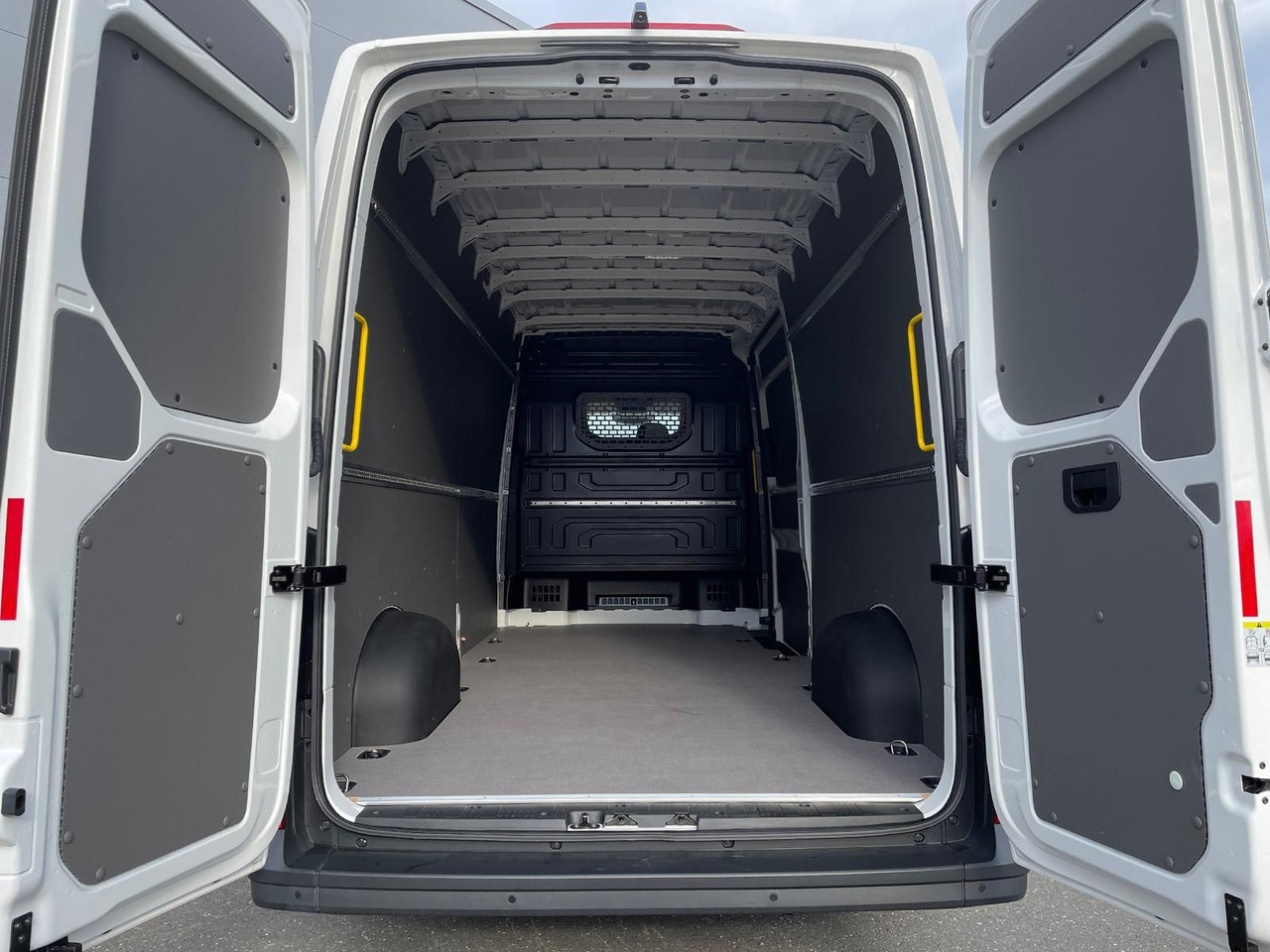 Furgoneta de pasajeros Volkswagen Crafter Kasten 35 L4H3 Autom. NAVI KAMERA KLIMA: foto 16 Furgoneta de pasajeros Volkswagen Crafter Kasten 35 L4H3 Autom. NAVI KAMERA KLIMA: foto 16