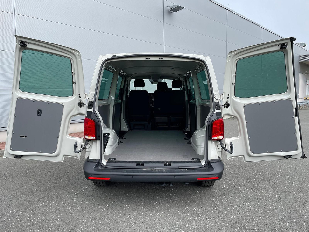 Coche nuevo Volkswagen T6.1 Transporter 2.0 TDI lang 4MOTION SITZHZ NAV: foto 30 Coche nuevo Volkswagen T6.1 Transporter 2.0 TDI lang 4MOTION SITZHZ NAV: foto 30