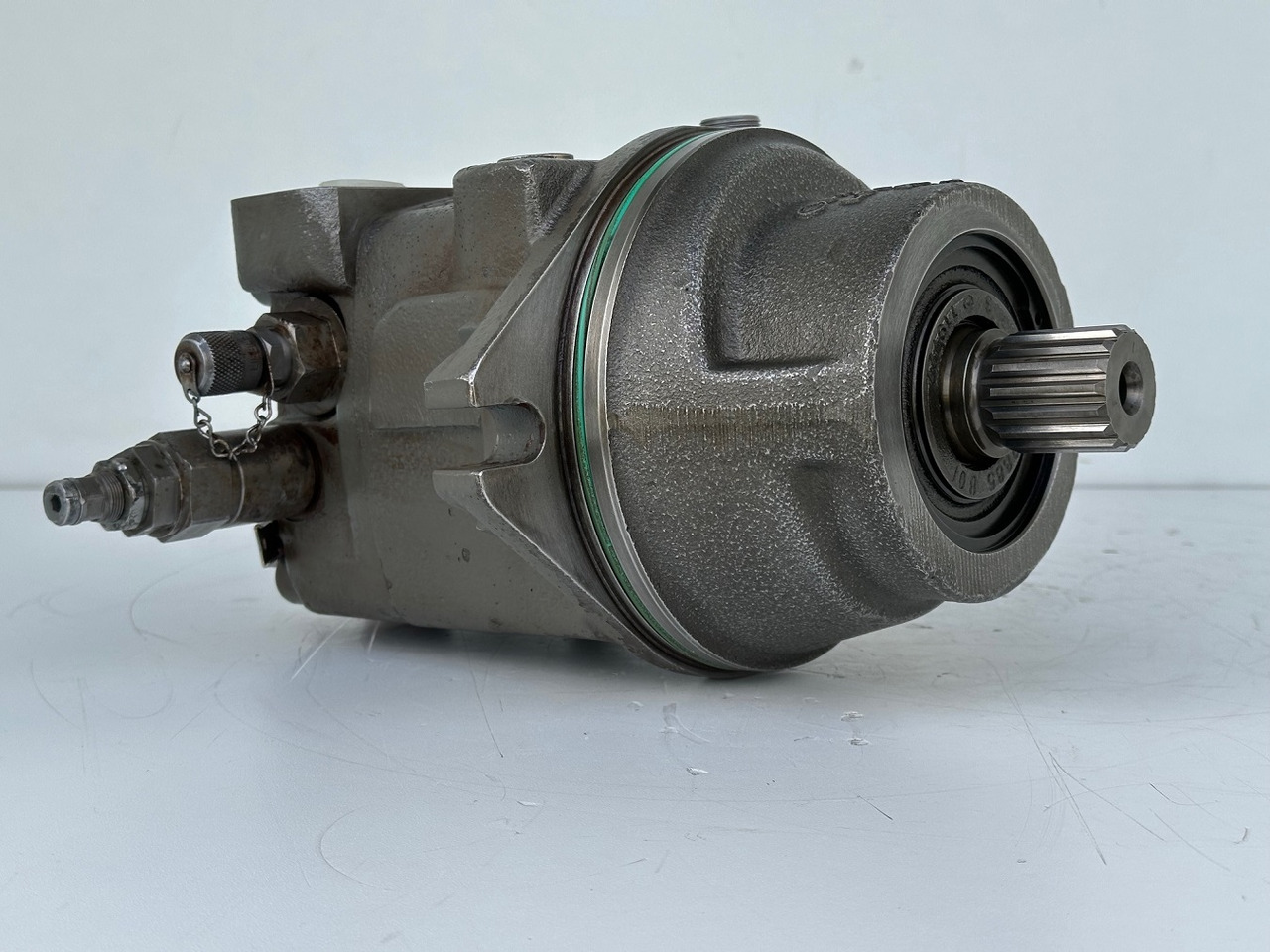 Liebherr Hydraulikeinbaumotor Typ:FMF058, ID-Nr.10122576 - ID-Nr.10145827 - ID-Nr.11371069. LOS1906, P924 COMP , R906, R906 PROTO, R916, R922, R924, R924 COMP, R926 COMP, R926 K LC. #11371069.43199# - Reductor de giro para Maquinaria de construcción: foto 2 Liebherr Hydraulikeinbaumotor Typ:FMF058, ID-Nr.10122576 - ID-Nr.10145827 - ID-Nr.11371069. LOS1906, P924 COMP , R906, R906 PROTO, R916, R922, R924, R924 COMP, R926 COMP, R926 K LC. #11371069.43199# - Reductor de giro para Maquinaria de construcción: foto 2