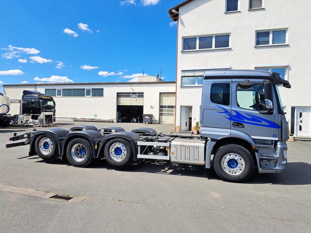 Mercedes Benz Actros 3243 8x2  1,2 & 4 Lenkachse, 2 & 4 Liftbar(Nr. 6051) - Camión chasis: foto 1 Mercedes Benz Actros 3243 8x2  1,2 & 4 Lenkachse, 2 & 4 Liftbar(Nr. 6051) - Camión chasis: foto 1