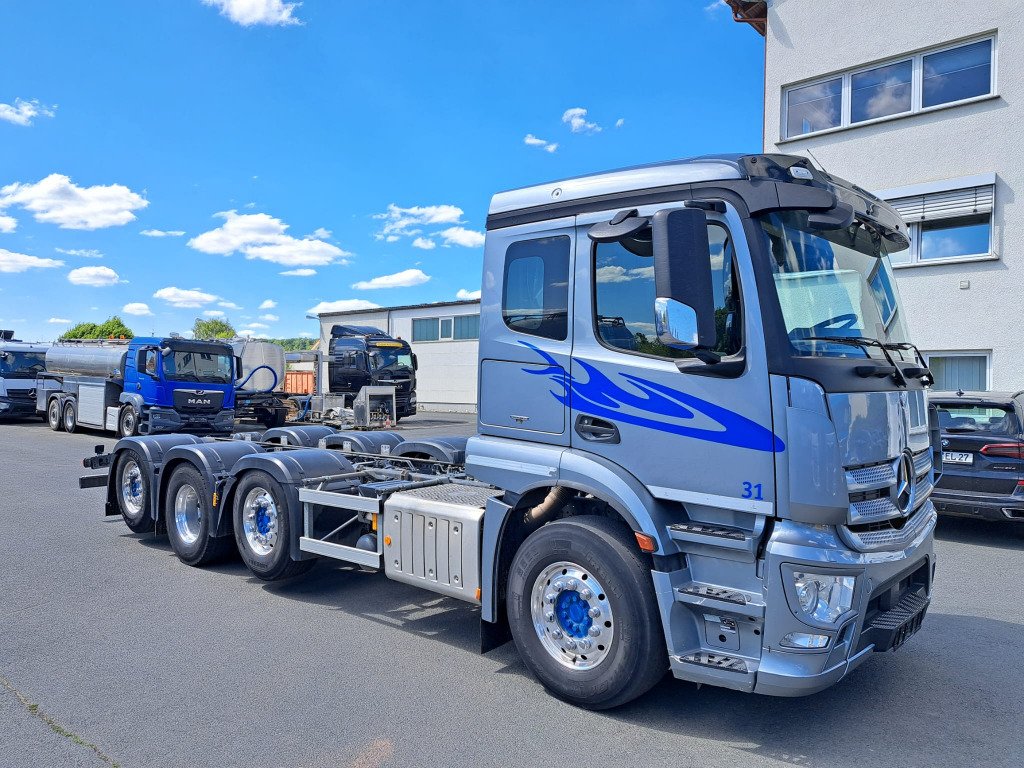 Mercedes Benz Actros 3243 8x2  1,2 & 4 Lenkachse, 2 & 4 Liftbar(Nr. 6051) - Camión chasis: foto 2 Mercedes Benz Actros 3243 8x2  1,2 & 4 Lenkachse, 2 & 4 Liftbar(Nr. 6051) - Camión chasis: foto 2