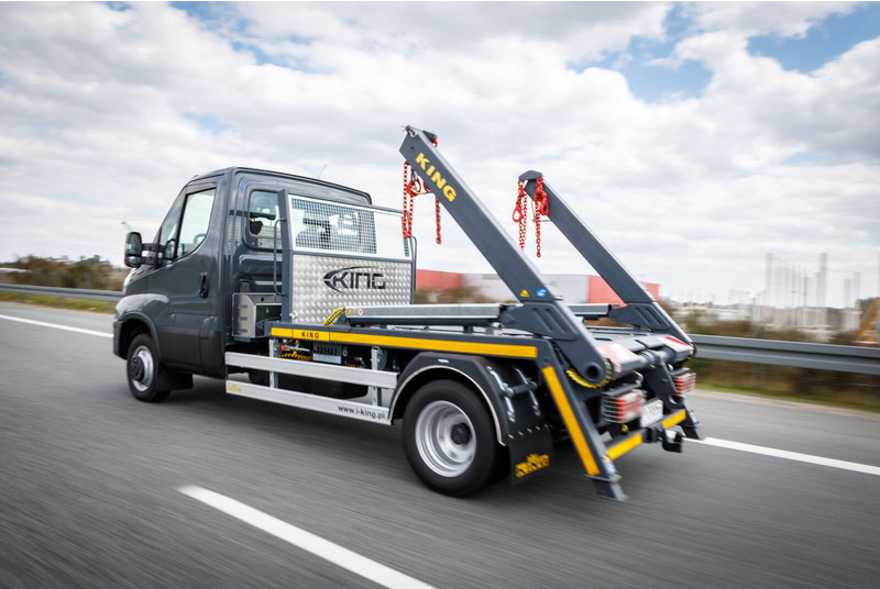 Iveco Daily 70C18 + KING Bramowiec / Skiploader / Absetzkipper - Camión portacontenedor de cadenas: foto 3 Iveco Daily 70C18 + KING Bramowiec / Skiploader / Absetzkipper - Camión portacontenedor de cadenas: foto 3