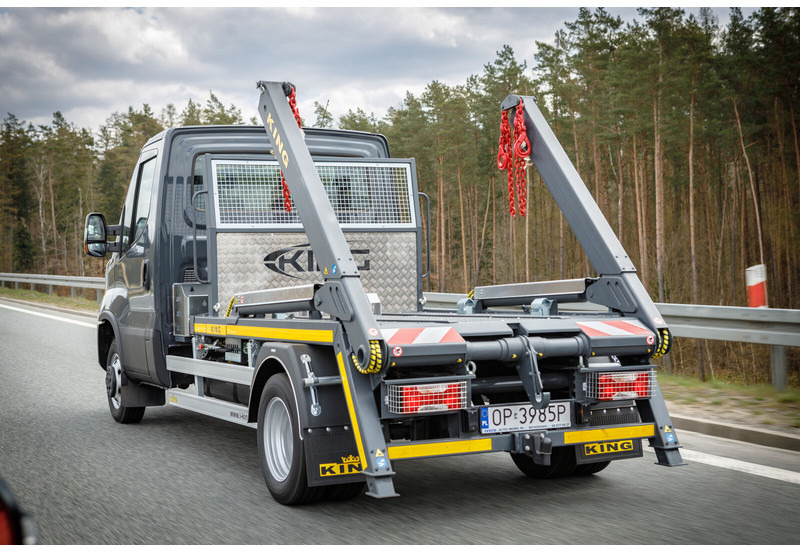 Iveco Daily 70C18 + KING Bramowiec / Skiploader / Absetzkipper - Camión portacontenedor de cadenas: foto 1 Iveco Daily 70C18 + KING Bramowiec / Skiploader / Absetzkipper - Camión portacontenedor de cadenas: foto 1