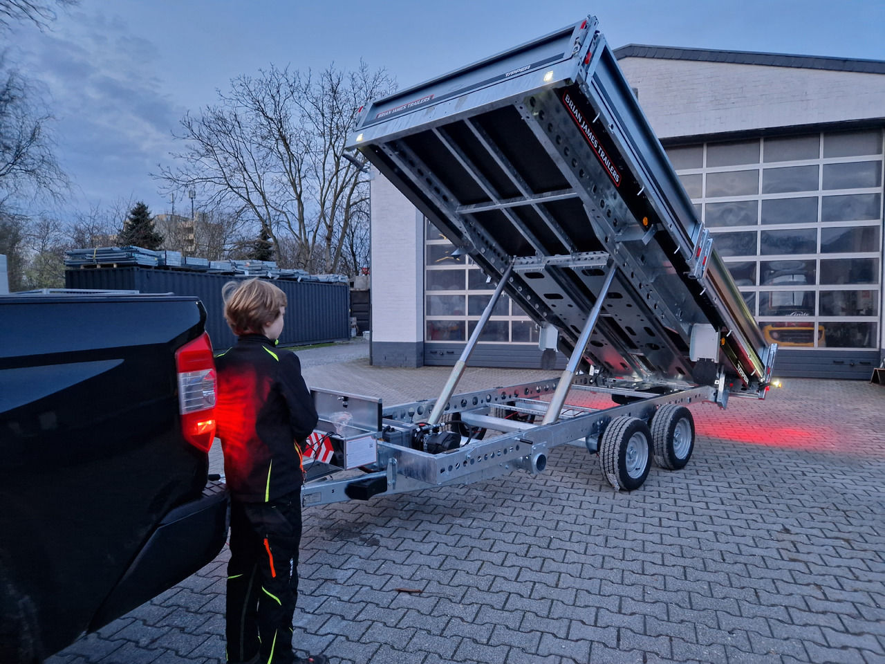 Brian James Trailer CarGO Tipper 400x200x30cm elektro Pendelklappe blackline LED 3500kg Tandem - Remolque volquete: foto 2 Brian James Trailer CarGO Tipper 400x200x30cm elektro Pendelklappe blackline LED 3500kg Tandem - Remolque volquete: foto 2
