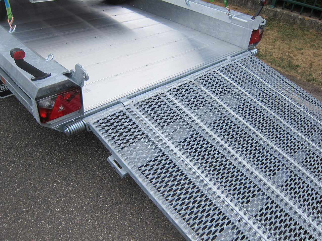 HULCO TERRAX Aluboden 394x180x27cm Heckrampe 150cm Tridem (XL) 3500kg - Remolque porta maquinaria: foto 2 HULCO TERRAX Aluboden 394x180x27cm Heckrampe 150cm Tridem (XL) 3500kg - Remolque porta maquinaria: foto 2