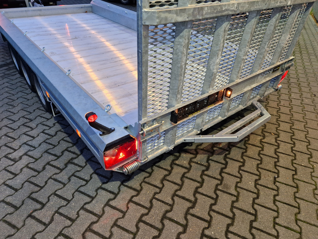 HULCO TERRAX Aluboden 469x195x27cm Heckrampe 150cm Tridem 3500kg (XXL) - Remolque porta maquinaria: foto 5 HULCO TERRAX Aluboden 469x195x27cm Heckrampe 150cm Tridem 3500kg (XXL) - Remolque porta maquinaria: foto 5