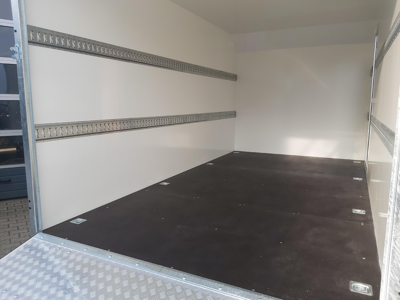 Remolque caja cerrada Hochlader Koffer TFSP 420T.01 420x220x210cm aero Zurrsys. Seitentür Heckrampe 10" 100km/H 2700kg: foto 8