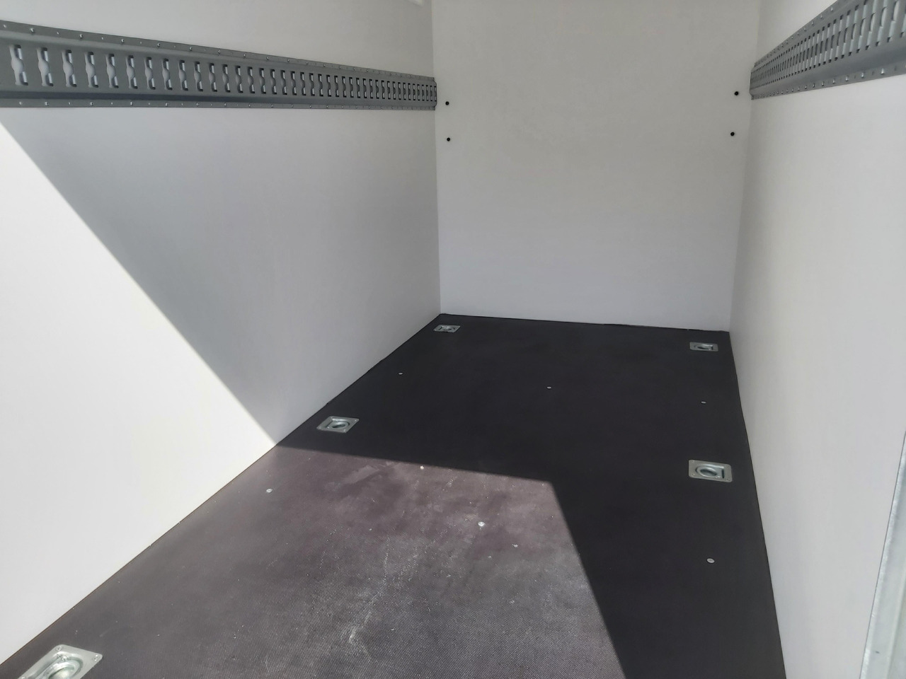 Kargo TFD 250.00 250x125x150cm Zurrsystem Heckrampe (S) 100km/H 750kg - Remolque para moto: foto 4 Kargo TFD 250.00 250x125x150cm Zurrsystem Heckrampe (S) 100km/H 750kg - Remolque para moto: foto 4