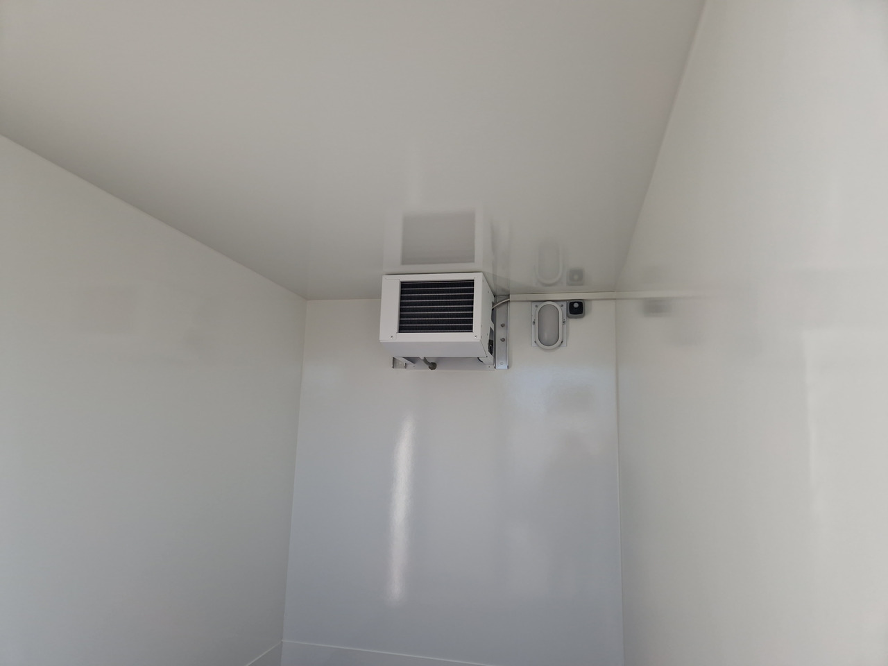 Kühlanhänger AZKF 1525/145 C 243x144x180cm Cibin 1500kg - Remolque frigorífico: foto 2 Kühlanhänger AZKF 1525/145 C 243x144x180cm Cibin 1500kg - Remolque frigorífico: foto 2