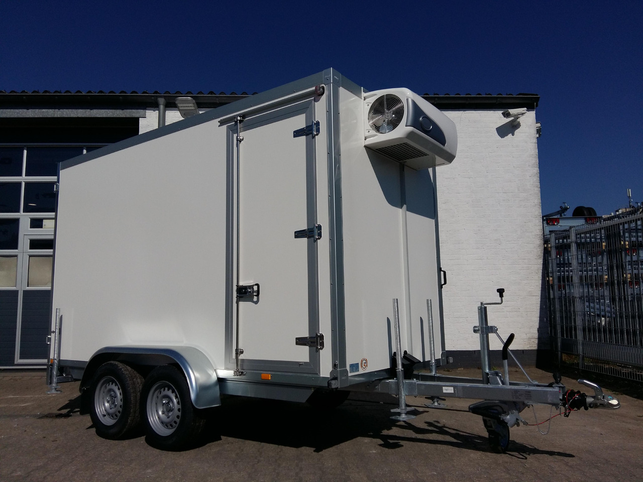 Kühlanhänger AZKF 2735/155 343x154x200cm +Seitentür Kälteanlage 4 Iso 60 Frioliner Aktion - Remolque frigorífico: foto 1 Kühlanhänger AZKF 2735/155 343x154x200cm +Seitentür Kälteanlage 4 Iso 60 Frioliner Aktion - Remolque frigorífico: foto 1