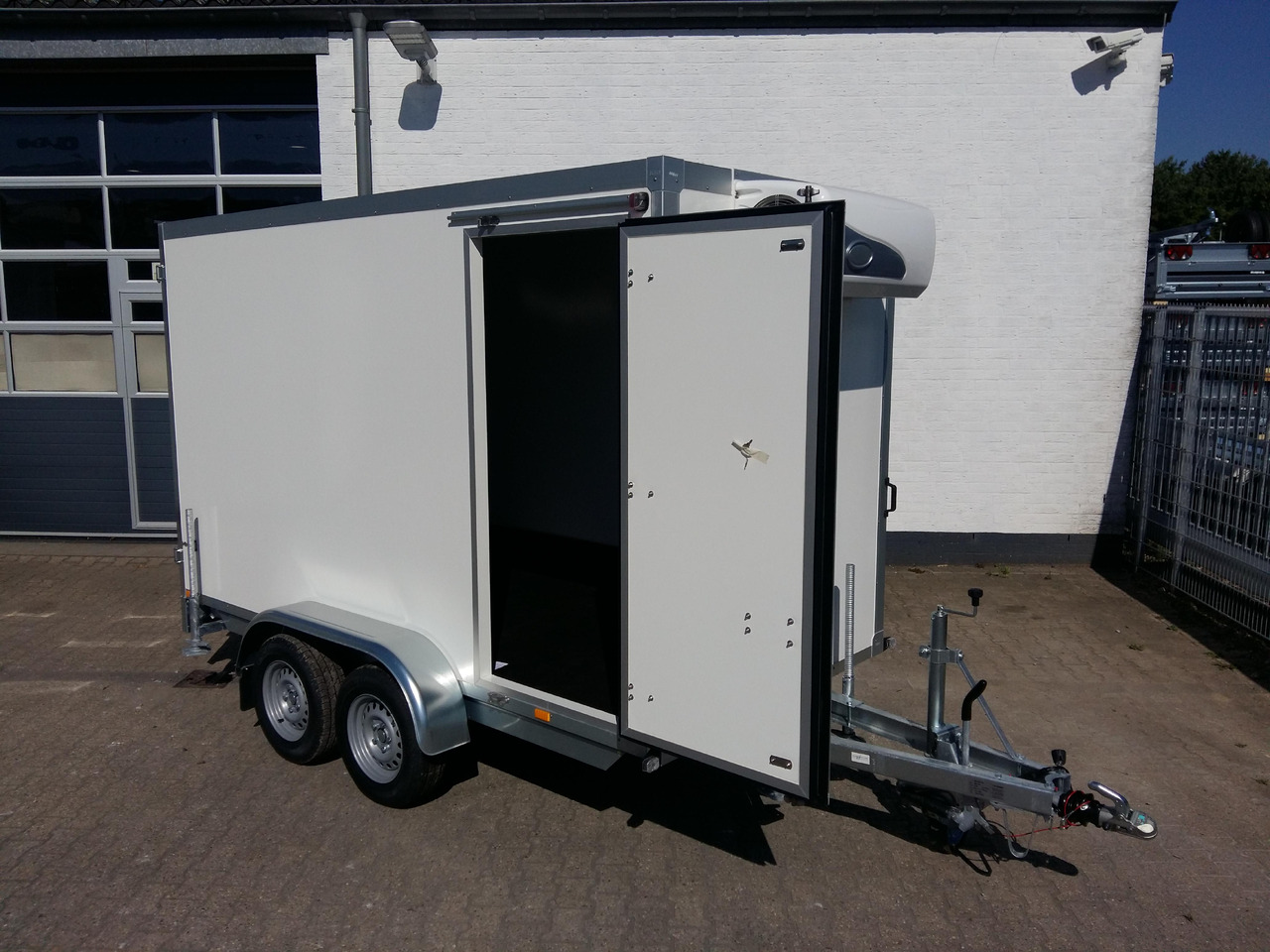 Kühlanhänger AZKF 2735/155 343x154x200cm +Seitentür Kälteanlage 4 Iso 60 Frioliner Aktion - Remolque frigorífico: foto 2 Kühlanhänger AZKF 2735/155 343x154x200cm +Seitentür Kälteanlage 4 Iso 60 Frioliner Aktion - Remolque frigorífico: foto 2