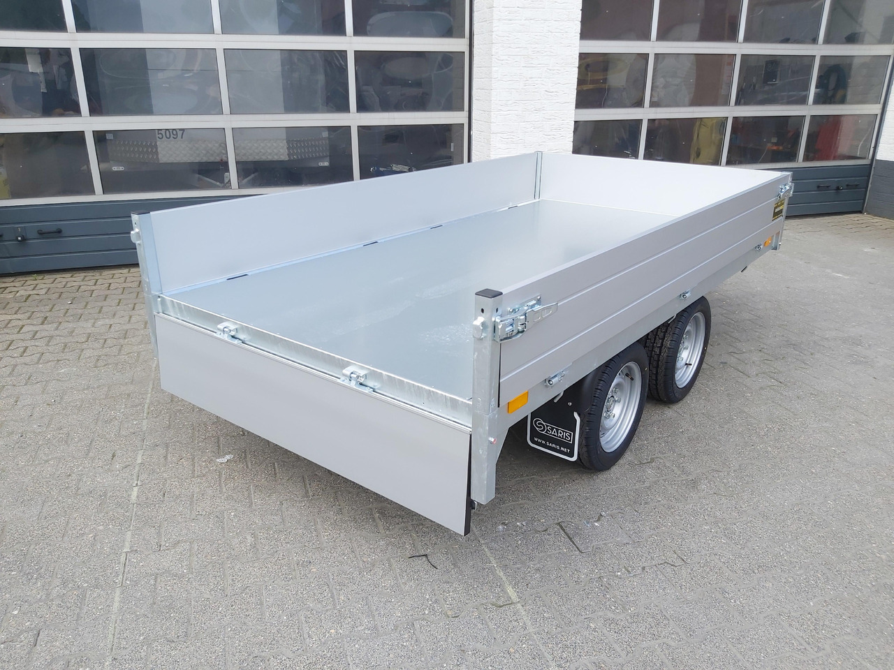 Saris Kipper K1 276 150 2700 2 276x150x30cm silver Handpumpe 13" (S) 2700kg Januar Aktion - Remolque volquete: foto 5 Saris Kipper K1 276 150 2700 2 276x150x30cm silver Handpumpe 13" (S) 2700kg Januar Aktion - Remolque volquete: foto 5