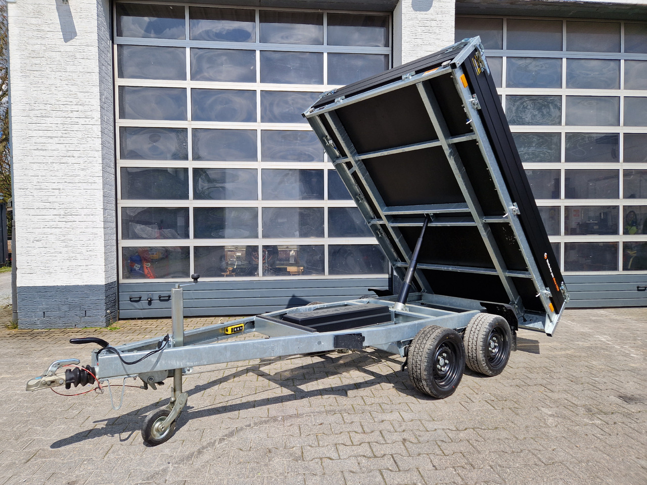 Saris Kipper K1 276 170 2700 2 E 276x170x30cm Elektro black Edition 13" 2700kg Januar Aktion - Remolque volquete: foto 1 Saris Kipper K1 276 170 2700 2 E 276x170x30cm Elektro black Edition 13" 2700kg Januar Aktion - Remolque volquete: foto 1
