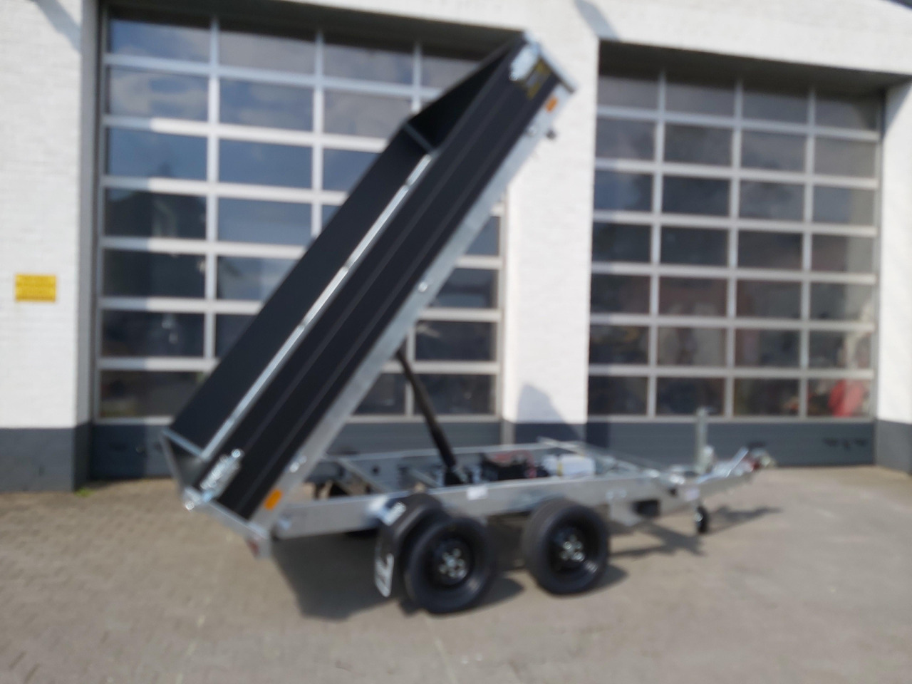 Saris Kipper K3 276 170 2700 2 E 276x170x30cm black Edition Elektro 13" (S) 2700kg Januar Aktion - Remolque volquete: foto 5 Saris Kipper K3 276 170 2700 2 E 276x170x30cm black Edition Elektro 13" (S) 2700kg Januar Aktion - Remolque volquete: foto 5