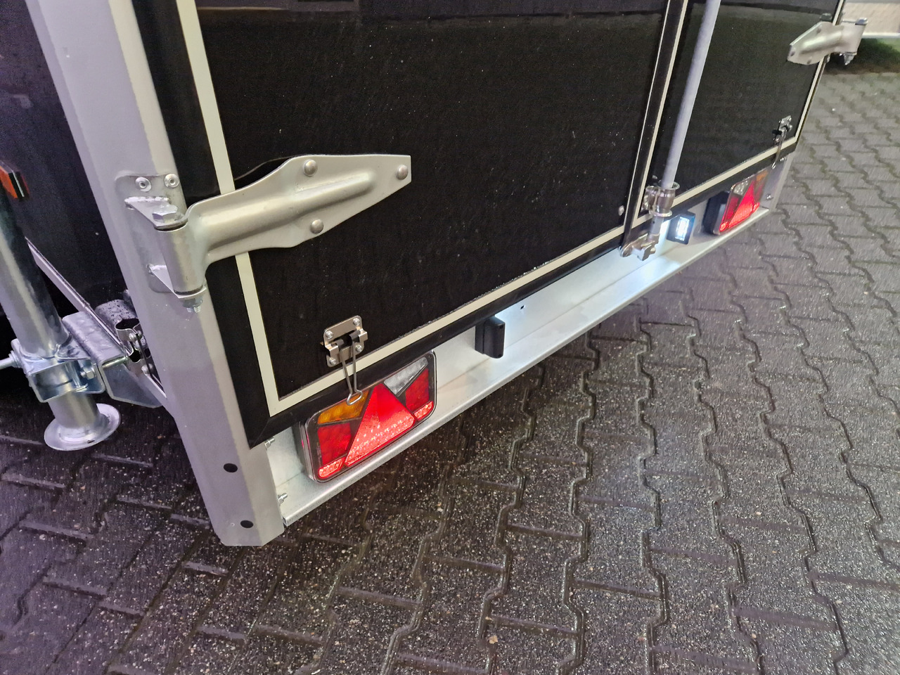 Variant 2005 C3 Edition black 302x168x188cm Alufelgen dark 100km/H 2000kg Modell 2024 - Remolque caja cerrada: foto 2 Variant 2005 C3 Edition black 302x168x188cm Alufelgen dark 100km/H 2000kg Modell 2024 - Remolque caja cerrada: foto 2