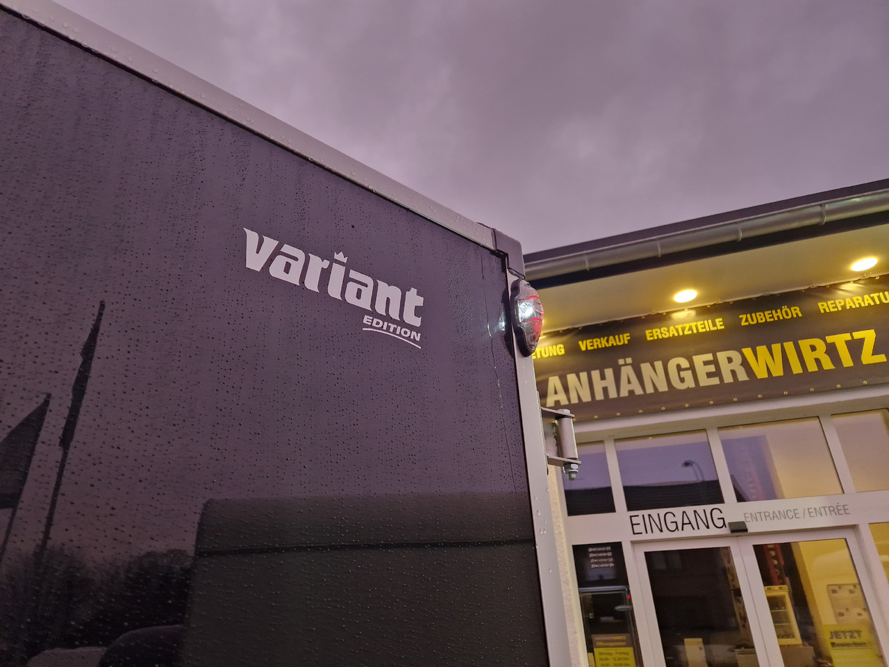 Variant 2005 C3 Edition black 302x168x188cm Alufelgen dark 100km/H 2000kg Modell 2024 - Remolque caja cerrada: foto 1 Variant 2005 C3 Edition black 302x168x188cm Alufelgen dark 100km/H 2000kg Modell 2024 - Remolque caja cerrada: foto 1