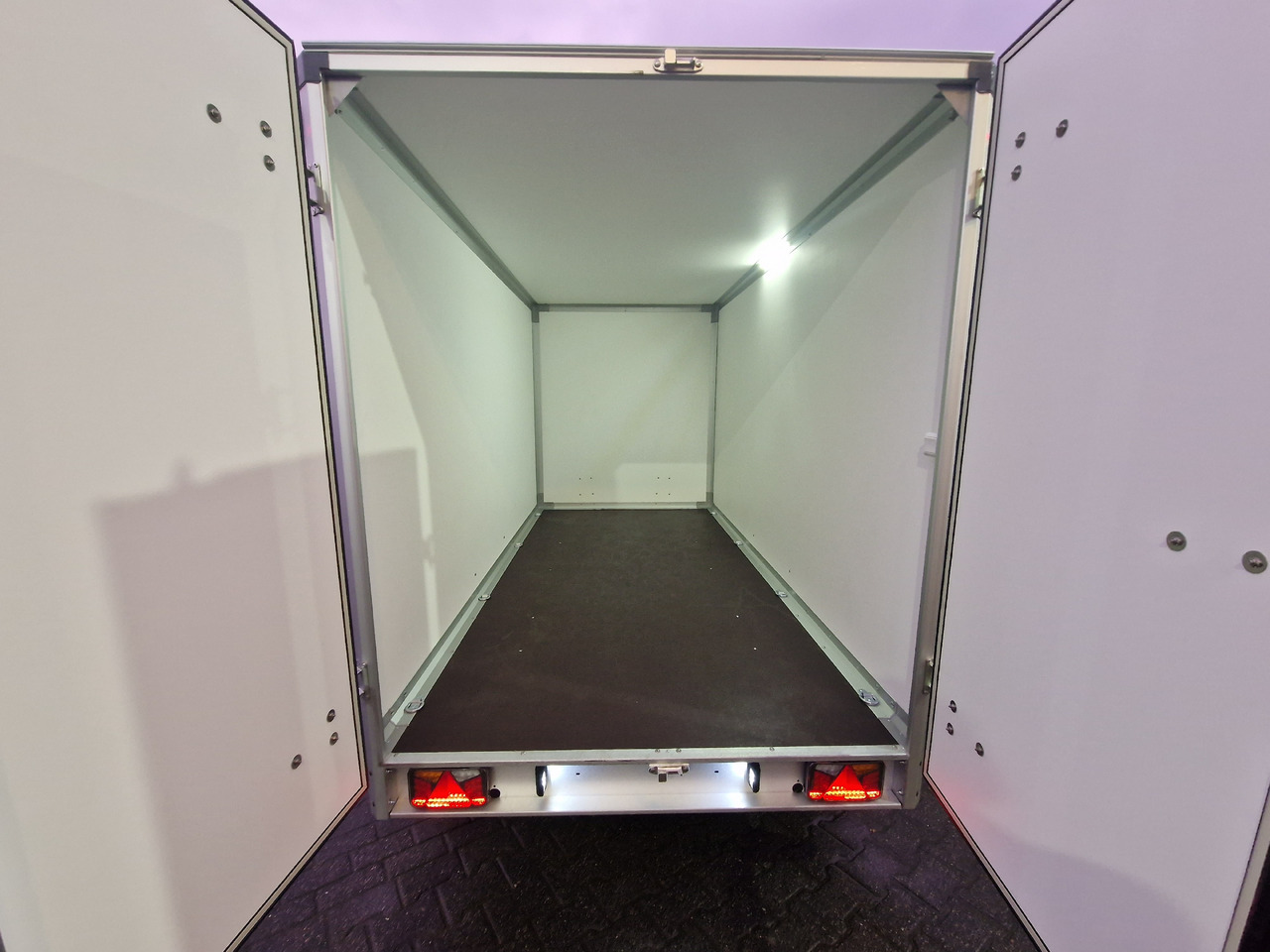 Variant 2517 C4 Edition black 346x168x188cm Alufelgen 2500kg 100 km/H - Remolque caja cerrada: foto 3 Variant 2517 C4 Edition black 346x168x188cm Alufelgen 2500kg 100 km/H - Remolque caja cerrada: foto 3