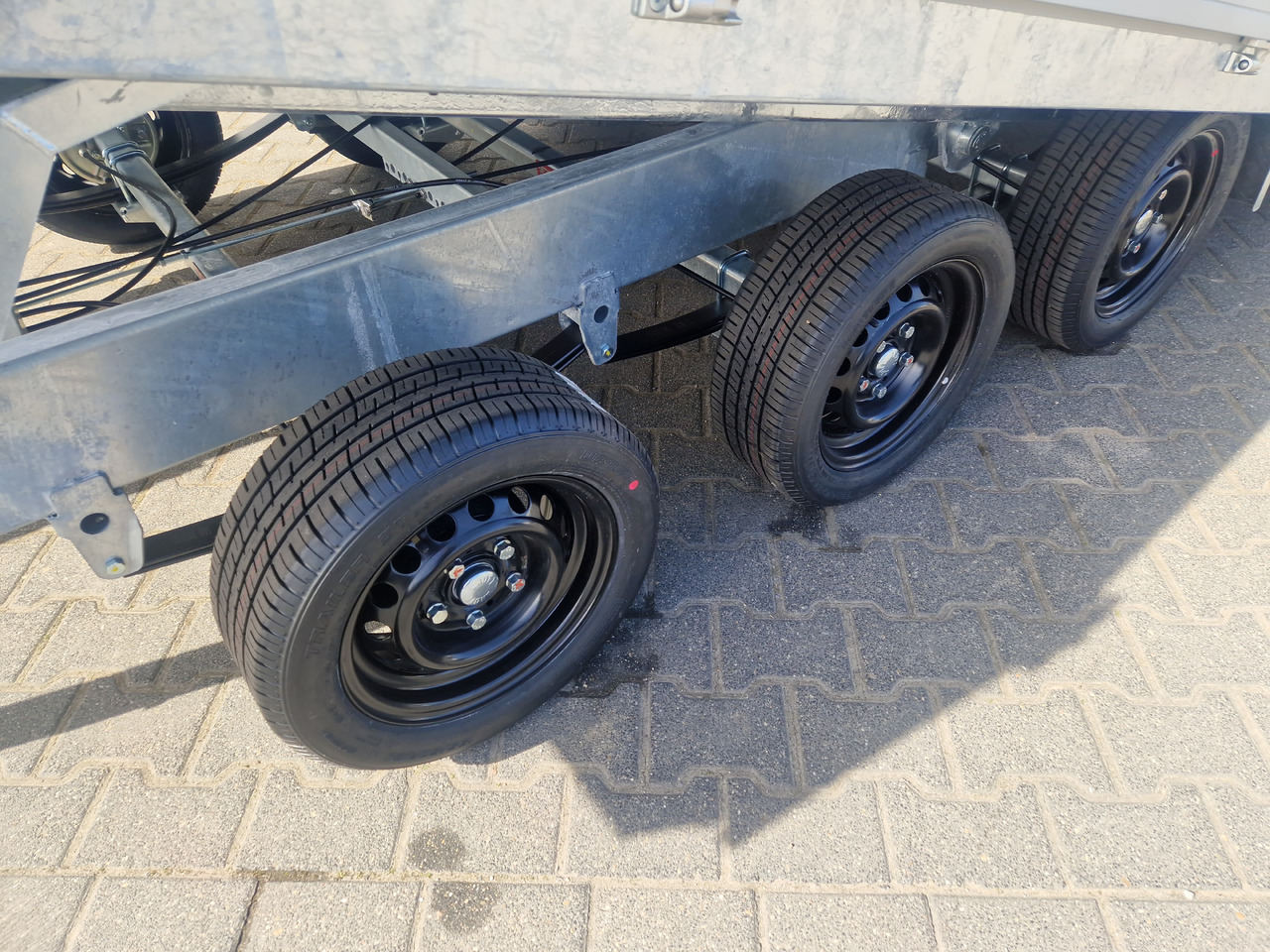 Variant Maschinentransporter 3543 UX Maxi Load LED Tridem Parabelfederung 3500kg - Remolque volquete: foto 2 Variant Maschinentransporter 3543 UX Maxi Load LED Tridem Parabelfederung 3500kg - Remolque volquete: foto 2