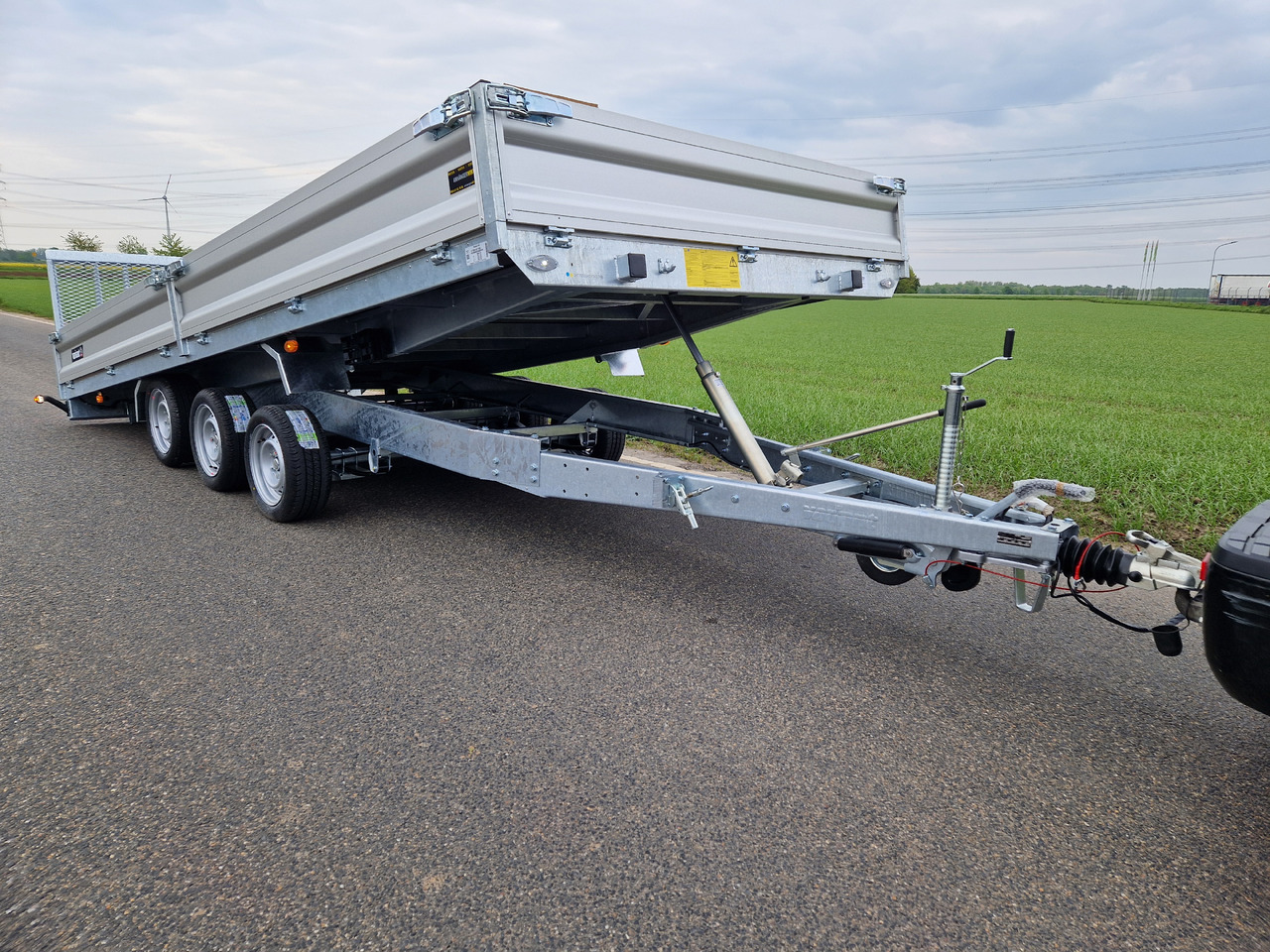 Variant Maschinentransporter 3553 UX Maxi Load LED Tridem Parabelfeder 3500kg Modell 2024 - Remolque volquete: foto 1 Variant Maschinentransporter 3553 UX Maxi Load LED Tridem Parabelfeder 3500kg Modell 2024 - Remolque volquete: foto 1
