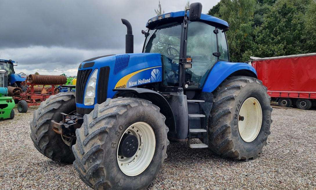New Holland T8040 - Tractor: foto 1 New Holland T8040 - Tractor: foto 1